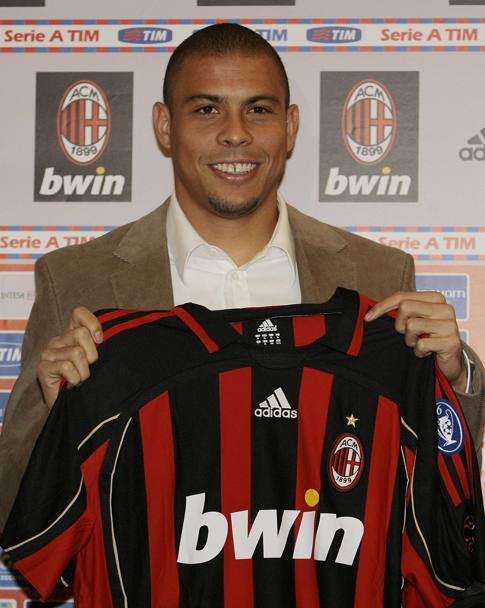 Presentazione ufficiale di Ronaldo con la maglia dl Milan, 2 febbraio 2007 (Reuters)